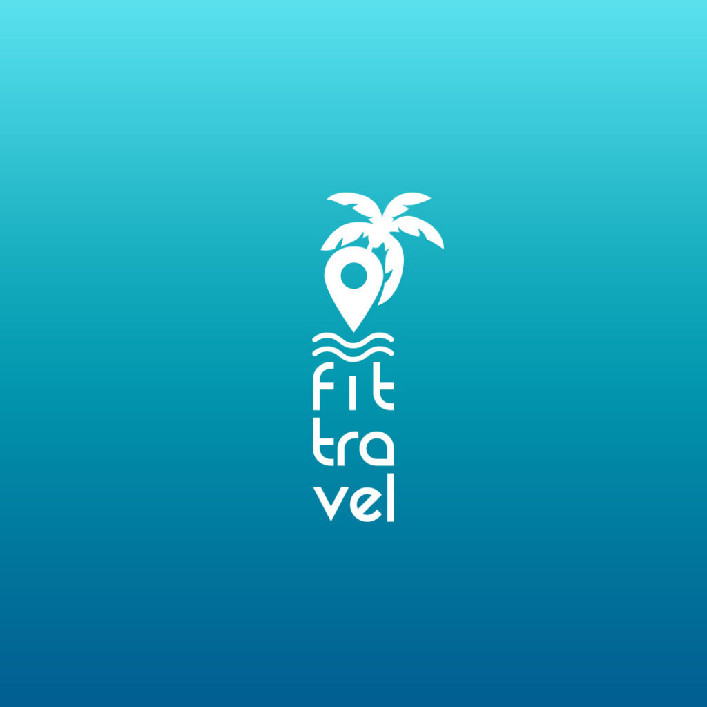 projekt logo Fittravel na tle niebiskiego gradientu