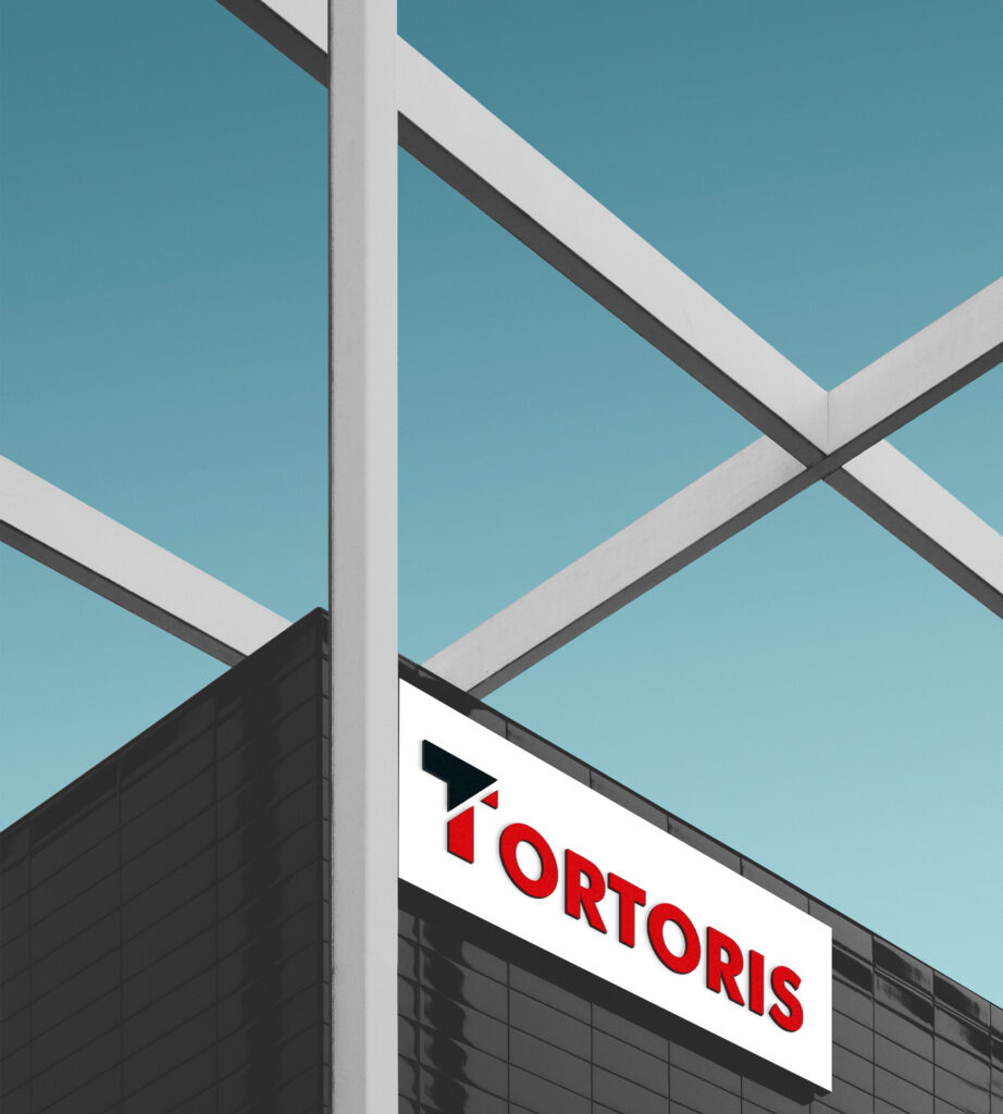 Projekt logo Tortoris - wizualizacja na budynku