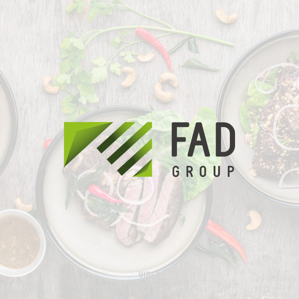 Projekt logo FAD Group na tle talerzy z jedzeniem